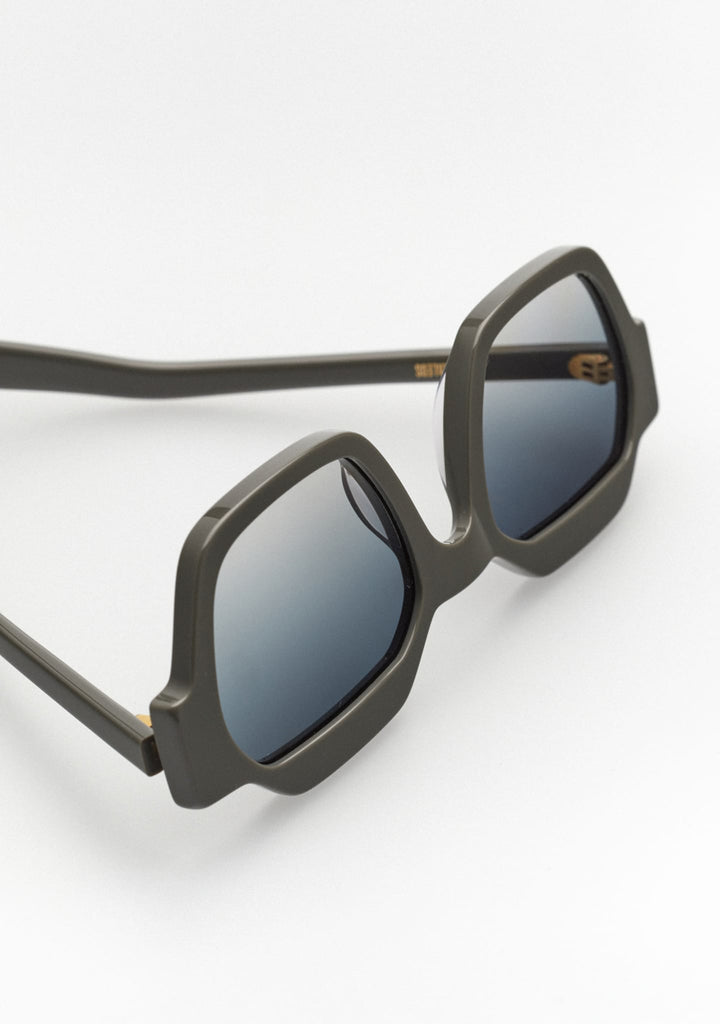 Kaleos Ridgeway Square Sunglasses | Fashion Eyewear display picture 2